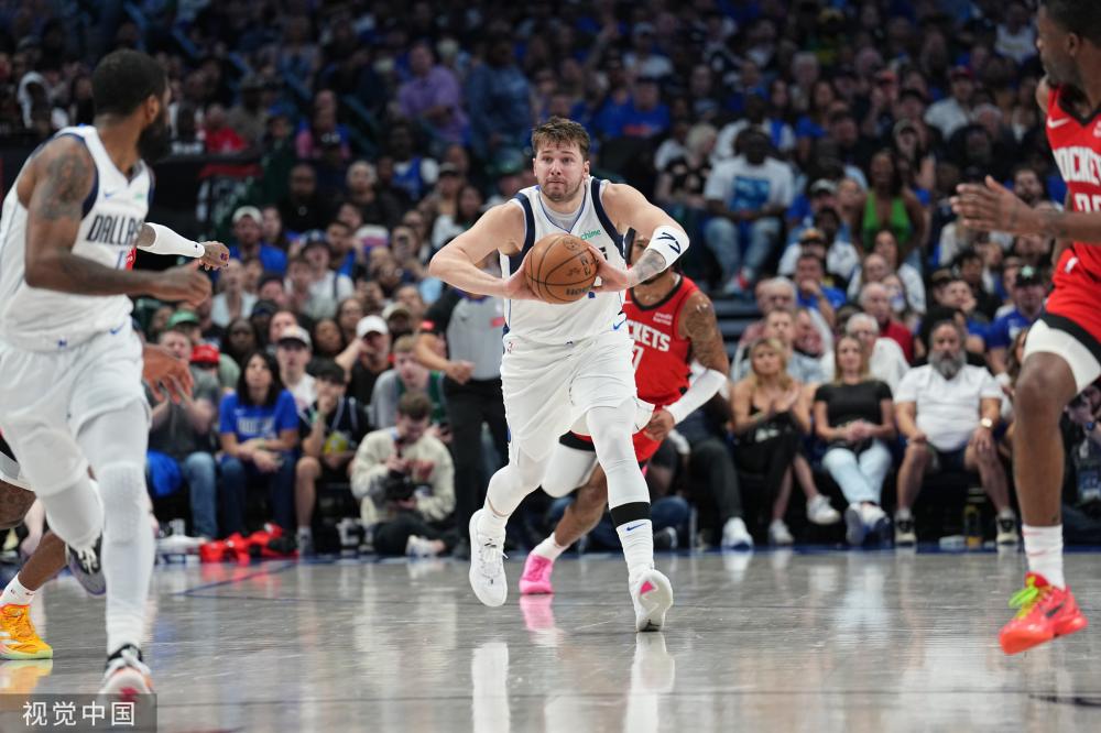 足球比赛中 足球比赛中